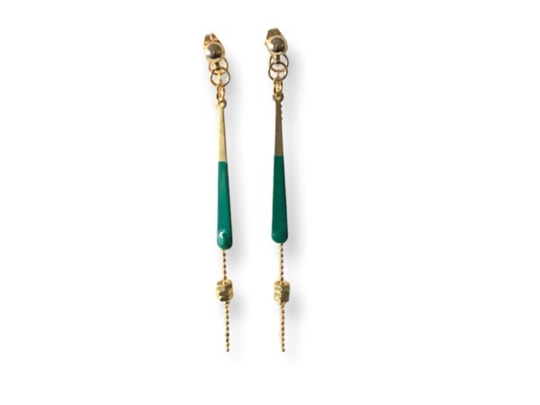 Boucles d'oreilles longues écrous émail vert Oh la la ! - Longues boucles d'oreilles avec émail vert, écrous en laiton brut et chaîne billes dorée.