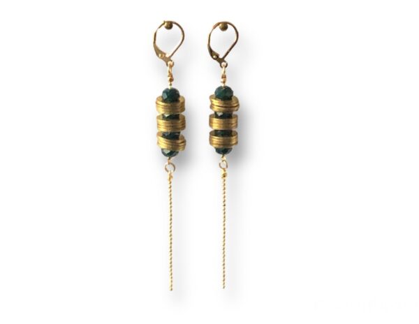 Boucles d'oreilles longues rondelles vert Oh la la ! - Longues boucles d'oreilles avec rondelles en laiton, perles vertes et chaîne billes dorée.