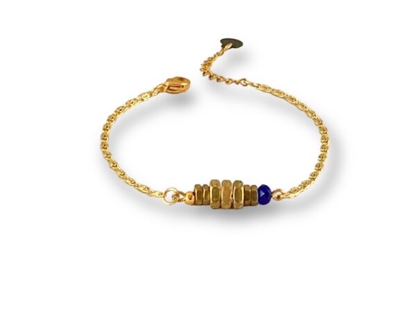 Bracelet écrous perle bleue Oh la la ! : bracelet en laiton doré avec écrous et perle bleue.