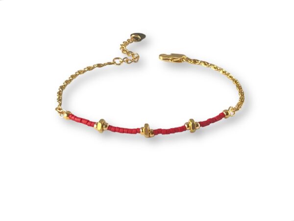 Bracelet écrous laiton et perles Miyuki rouges : bracelet en laiton avec écrous et perles rouges sur chaîne billes.