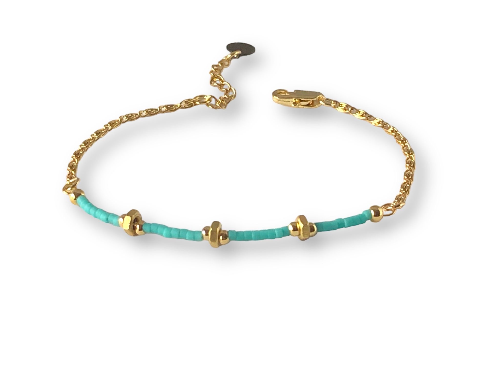 Bracelet écrous laiton et perles Miyuki turquoise : bracelet en laiton avec écrous et perles turquoise sur chaîne billes.