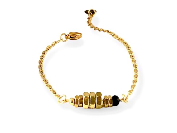 Bracelet écrous perle noire Oh la la ! : bracelet en laiton doré avec écrous et perle noire.