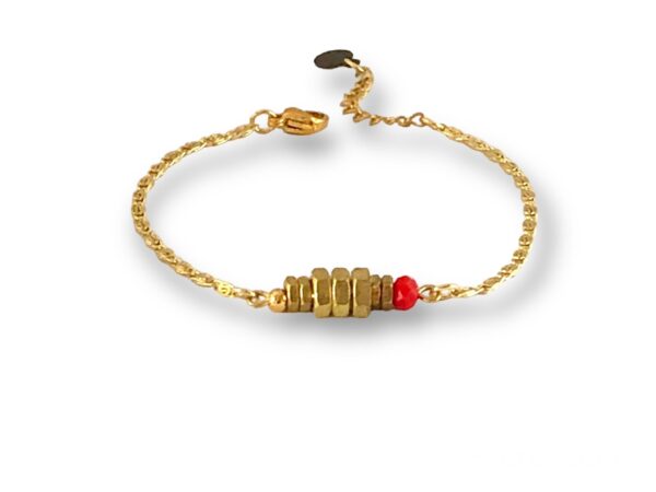 Bracelet écrous perle rouge Oh la la ! : bracelet en laiton doré avec écrous et perle rouge.