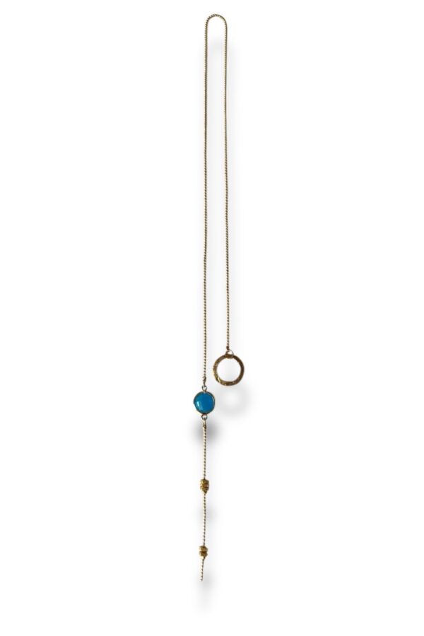 Collier cravate doré avec pierre bleue, écrous en laiton et cercle.
