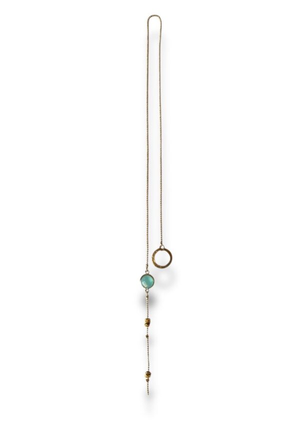 Collier cravate doré avec pierre bleu ciel, écrous en laiton et cercle.