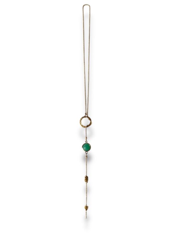 Collier cravate écrous pierre verte Oh la la ! vu accroché.