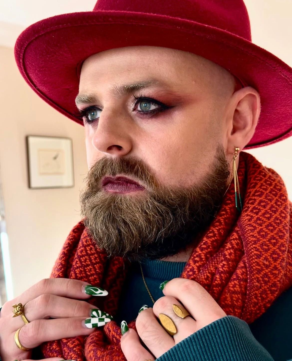 Jack porte les boucles d'oreilles Oh la la émaillées