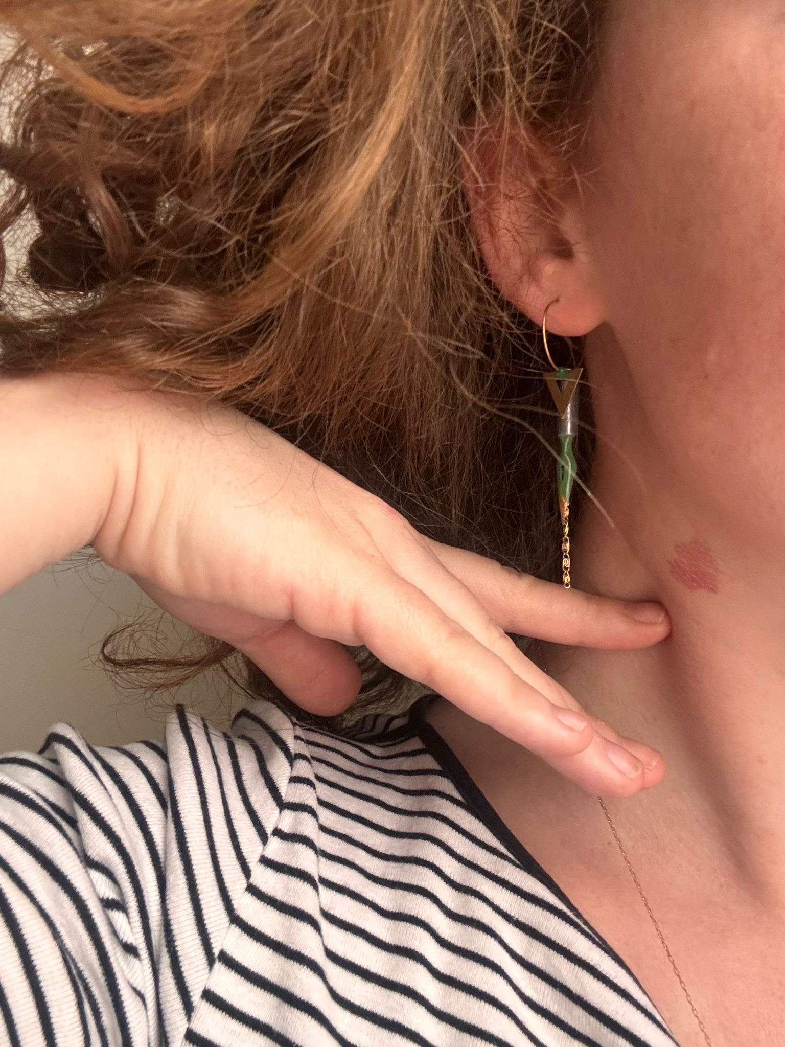 Boucles d'oreilles plumes portées par July.