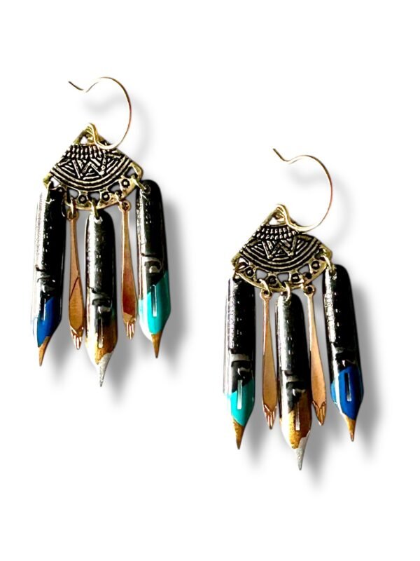 Boucles d'oreilles triangle ciselé plumes de calligraphie turquoise Graffiti