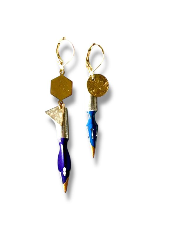 Boucles d’oreilles asymétriques plumes de calligraphie violet Graffiti