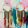 Boucles d'oreilles rondes plumes de calligraphie rouge Graffiti