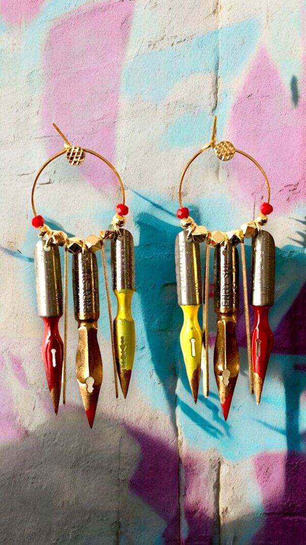 Boucles d'oreilles rondes plumes de calligraphie rouge Graffiti