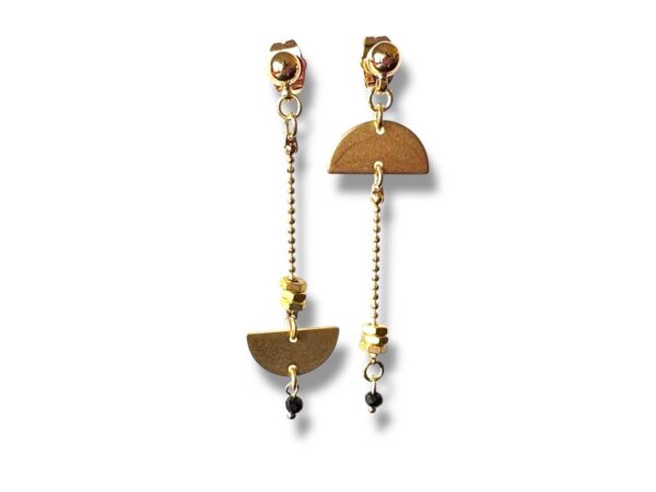 Boucles d'oreilles asymétriques demi-cercle avec écrous et perles noires.