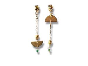 Boucles d'oreilles asymétriques demi-cercle avec perles verts. Collection Oh la la !