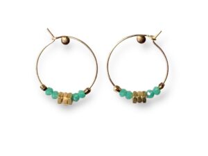 Boucles d’oreilles créoles dorées avec 4 perles turquoise facettées et 3 écrous en laiton, fabriquées à la main en France.