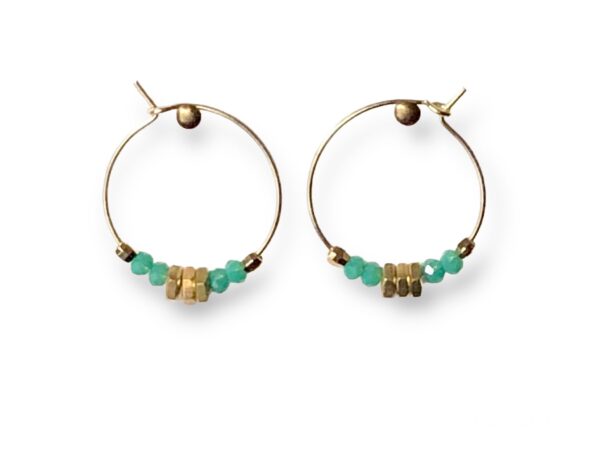 Boucles d’oreilles créoles dorées avec 4 perles turquoise facettées et 3 écrous en laiton, fabriquées à la main en France.