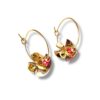 Boucles d’oreilles créoles artisanales en forme d’hélice avec perle rose, en laiton doré.