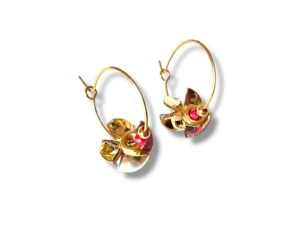 Boucles d’oreilles créoles artisanales en forme d’hélice avec perle rose, en laiton doré.