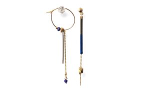 Paire de boucles d’oreilles dépareillées en laiton doré, émail bleu et écrous, avec chaînes et perles, design moderne fabriqué en France.