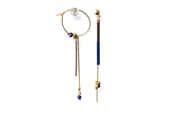 Paire de boucles d’oreilles dépareillées en laiton doré, émail bleu et écrous, avec chaînes et perles, design moderne fabriqué en France.