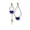 Boucles d’oreilles dépareillées dorées avec demi-lunes émaillées violet et écrou, fabrication artisanale en France.