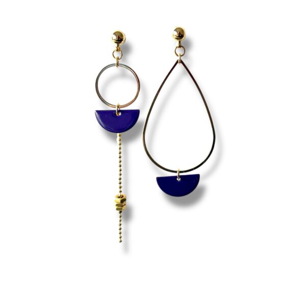 Boucles d’oreilles dépareillées dorées avec demi-lunes émaillées violet et écrou, fabrication artisanale en France.