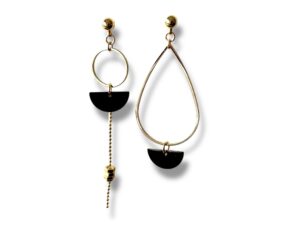 Boucles d’oreilles dépareillées dorées avec pendentifs en demi-lune émail noir, fabrication artisanale française.