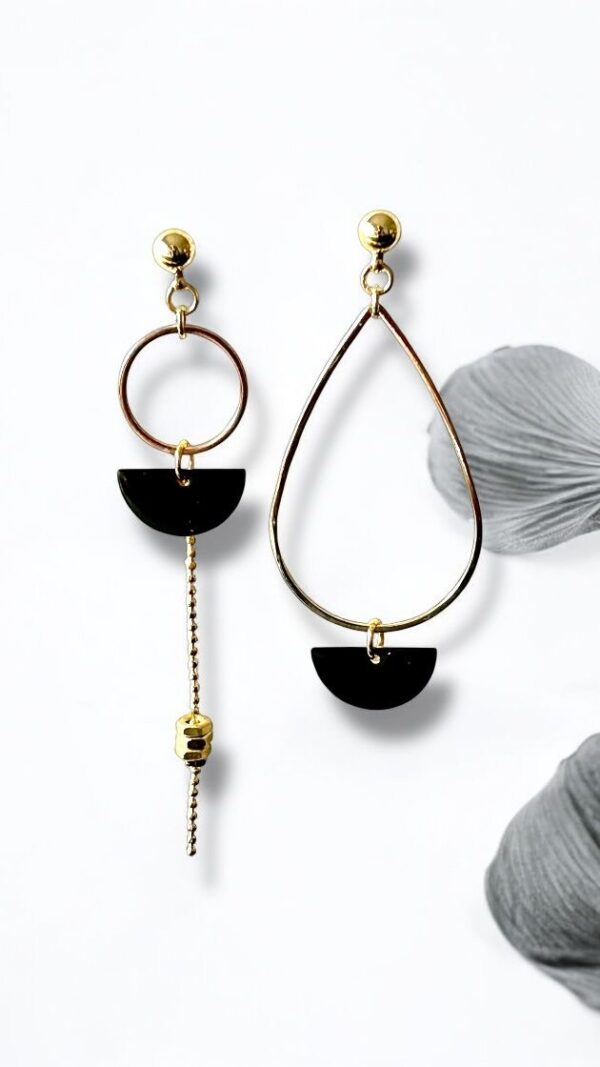 Boucles d'oreilles dépareillées écrous émail noir Oh la la ! Margaux Coquelicot.