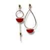 Boucles d’oreilles dépareillées dorées avec demi-lunes émaillées rouges et écrou en laiton brut, fabrication artisanale française.
