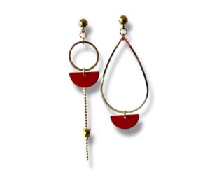 Boucles d’oreilles dépareillées dorées avec demi-lunes émaillées rouges et écrou en laiton brut, fabrication artisanale française.