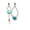 Boucles d’oreilles dorées dépareillées avec pendentifs émaillés turquoise et écrou doré, création artisanale française.