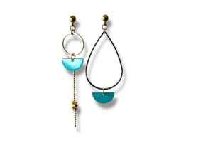 Boucles d’oreilles dorées dépareillées avec pendentifs émaillés turquoise et écrou doré, création artisanale française.