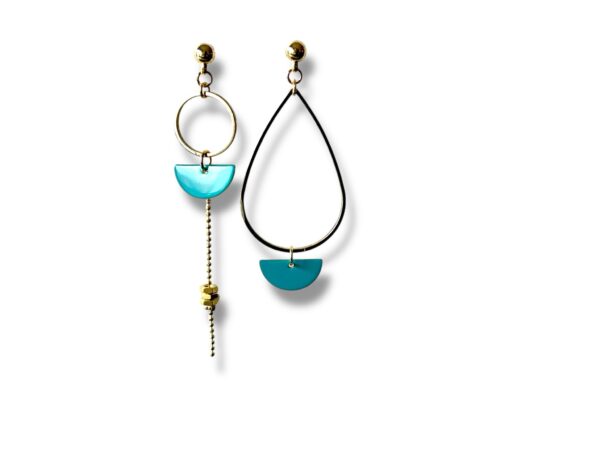 Boucles d’oreilles dorées dépareillées avec pendentifs émaillés turquoise et écrou doré, création artisanale française.