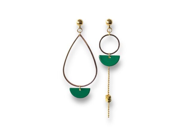 Boucles d’oreilles dorées dépareillées avec pendentifs demi-lune émail vert et écrou en laiton doré, fabrication artisanale en France.