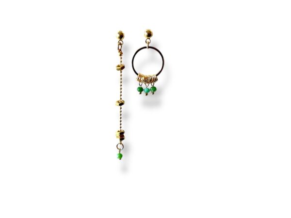 Boucles d’oreilles asymétriques dorées avec perles turquoise et écrous – bijou artisanal coloré fait main.