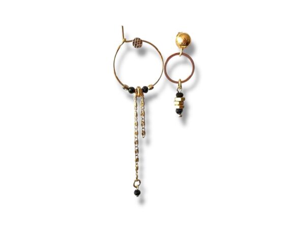 Boucles d’oreilles asymétriques longues avec perles noires et écrous dorés – bijou fantaisie fait main.