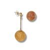 Boucles d'oreilles artisanales dépareillées en pièces de monnaie françaises de 5 centimes.