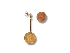 Boucles d'oreilles artisanales dépareillées en pièces de monnaie françaises de 5 centimes.