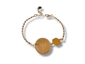 Bracelet artisanal avec pièce de 10 centimes de franc de 1993 et chaîne dorée – bijou vintage fait main.