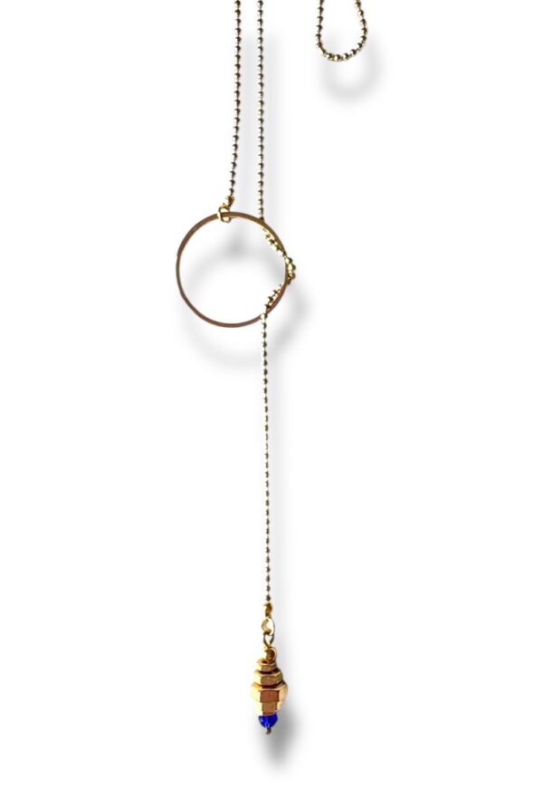 Collier cravate de créateur bleu vu de près.