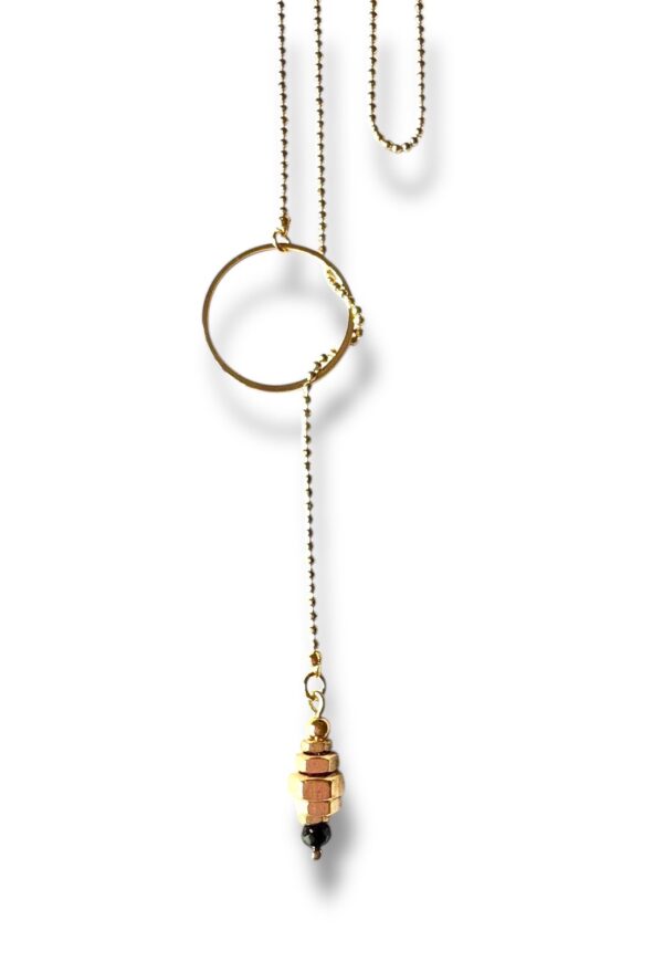 Collier cravate avec écrous en laiton brut.