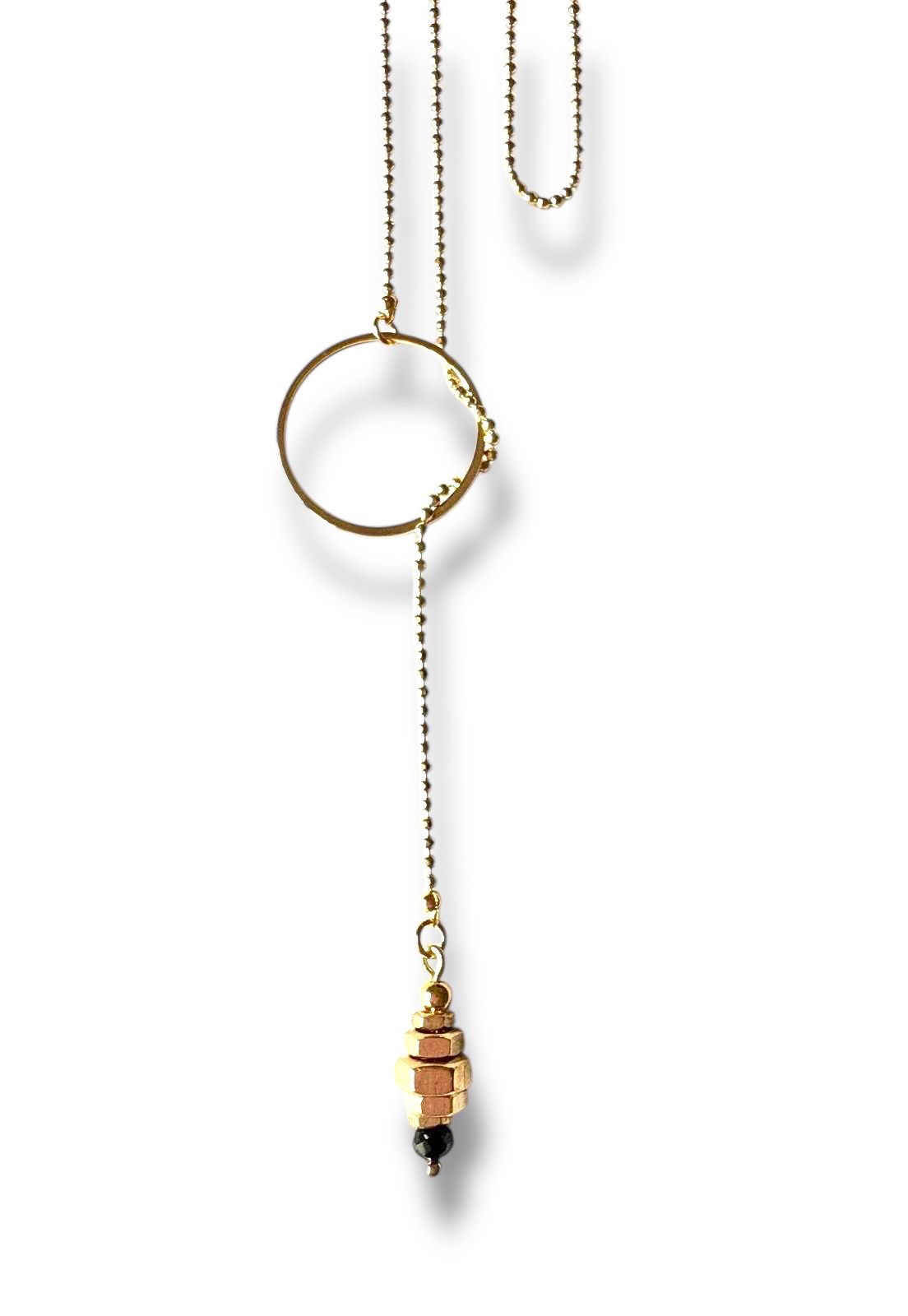 Collier cravate avec écrous en laiton brut.