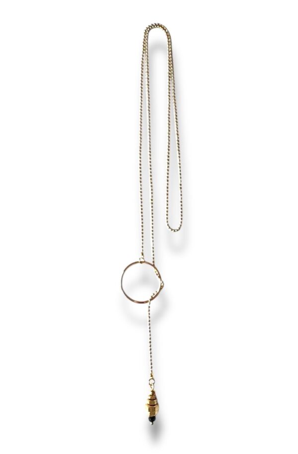 Collier de créateur avec perle noire.