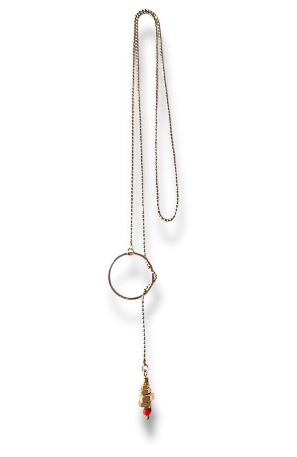 Long collier cravate avec perle rouge.