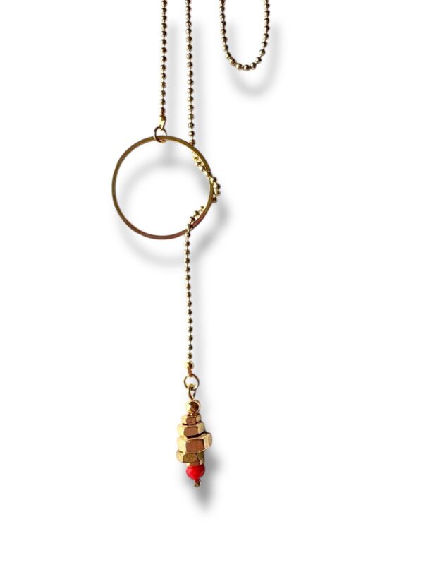 Joli collier de créateur vu de près.