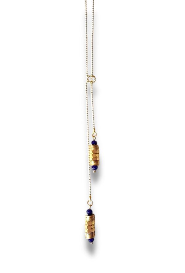 Pendentifs boulons et perles bleues du collier cravate.