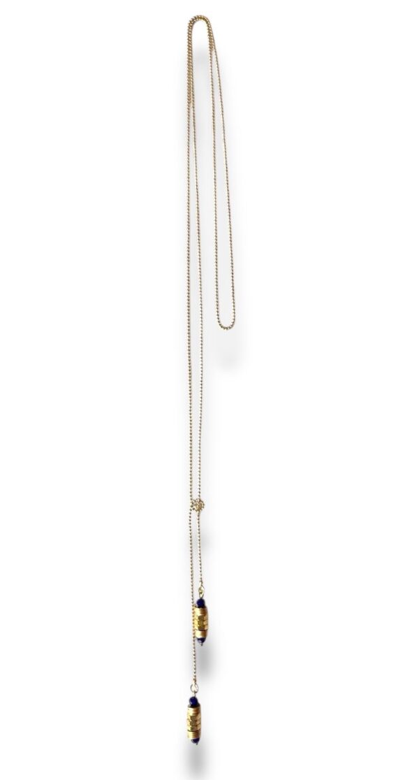 Long collier cravate avec fine chaîne dorée à l'or fin.