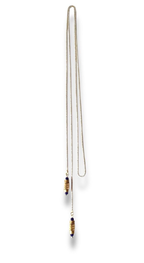 Collier original avec perles bleues.
