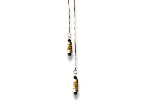 Collier de créateur avec perles noires et chaines en laiton doré à l'or fin.