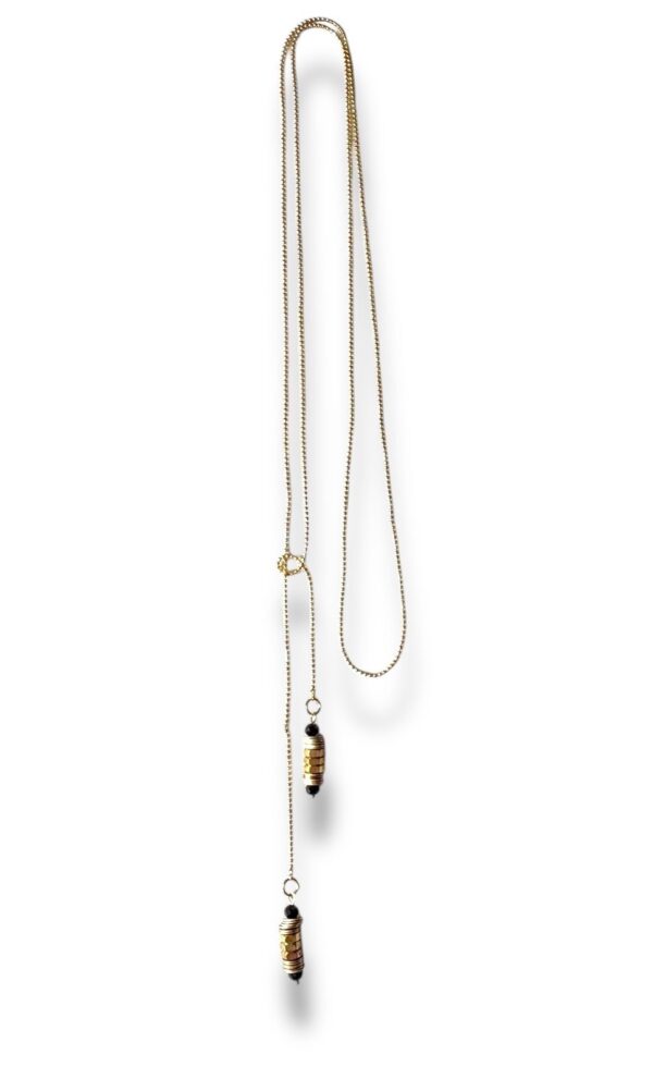 Long collier cravate avec écrous en laiton doré à l'or fin.